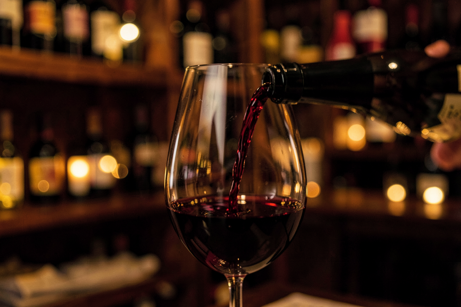 Un calice di Amarone versato nell'enoteca Il Calice